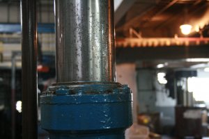 On constate que la tige de ce vérin hydraulique est piqué profondément par la rouille de sorte que les garnitures d’étanchéité (dust wiper seals et seals internes) ne font plus leur travail ce qui engendre des fuites hydrauliques importantes.